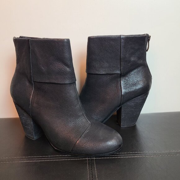 VINCE CAMUTO ‐ Leather Heel Ankle Bootie w/Box - Picture 2 of 16